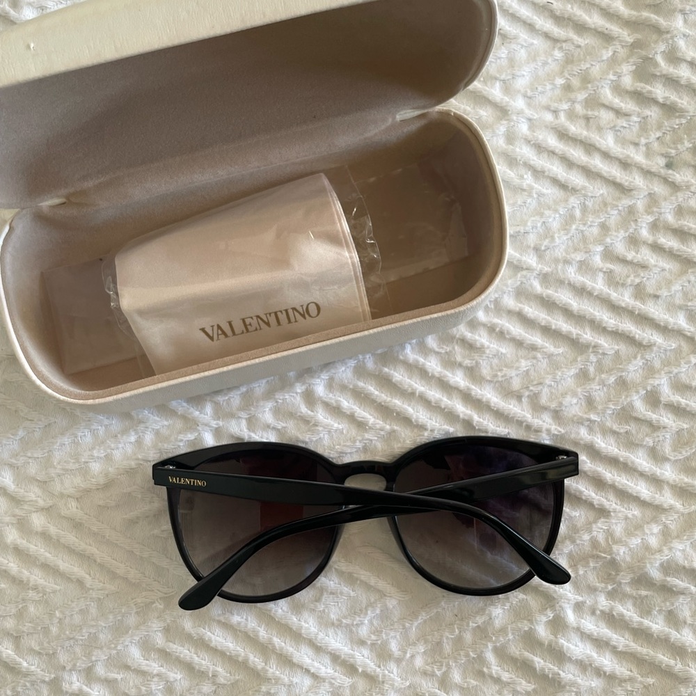 Vintage Valentino black luxury sunglasses - WITH CASE and CLOTH 🌟